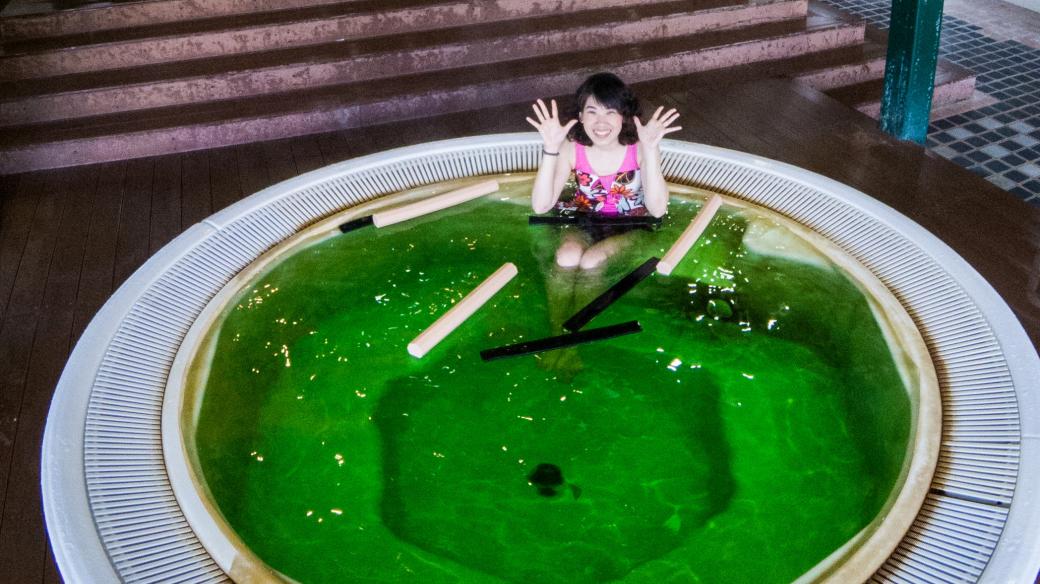 koupel v zeleném čaji v japonských lázních Yunessun