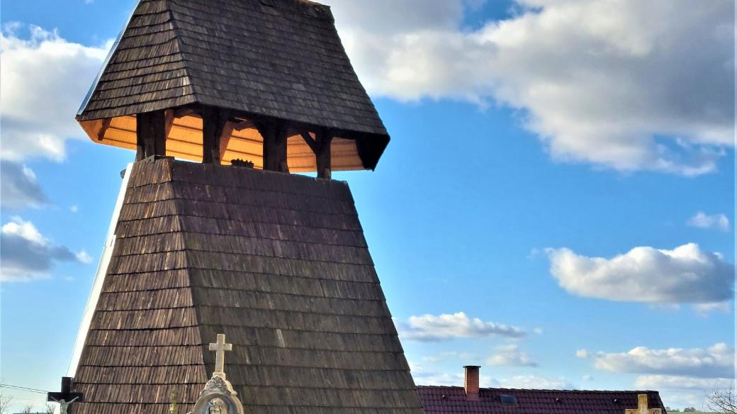 Roubená zvonice v Oseku sloužila v dávné minulosti i jako strážní věž a vyhlídka