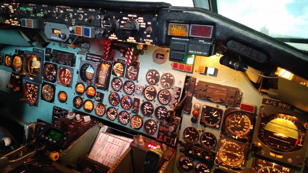 Kokpit simulátoru dopravního letadla DC-9, který opravili členové spolku Real Simulator