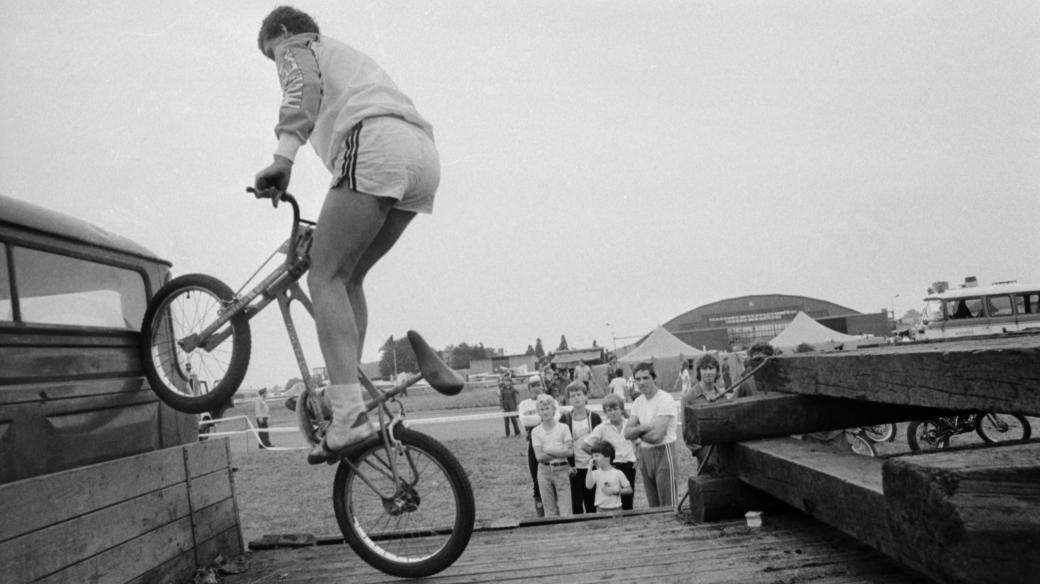 Během branného a leteckého dne Svazarmu s Květy předvedl ukázku cyklotrialu Petr Hůla (1983)