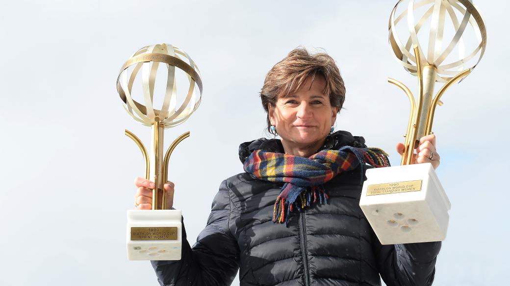 Jiřina Pelcová s trofejí pro vítězku Světového poháru v biatlonu