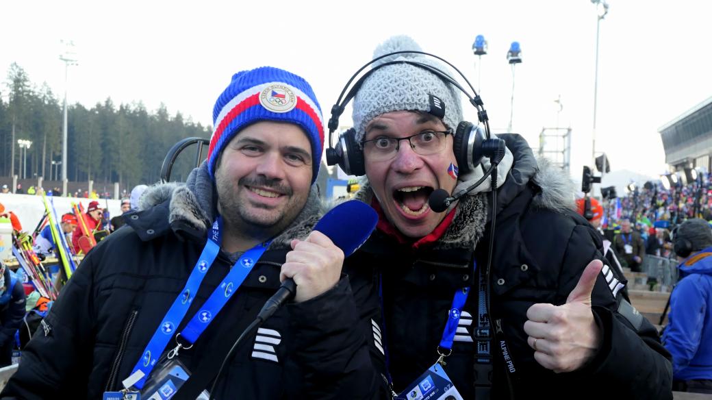 Sportovní reportér Jan Kodet (vpravo) komentoval biatlon pro nevidomé fanoušky