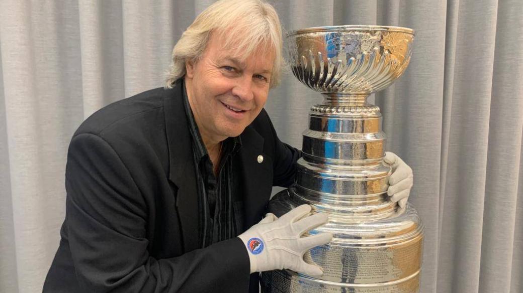Phil Pritchard o Stanley Cup pečuje v rukavičkách