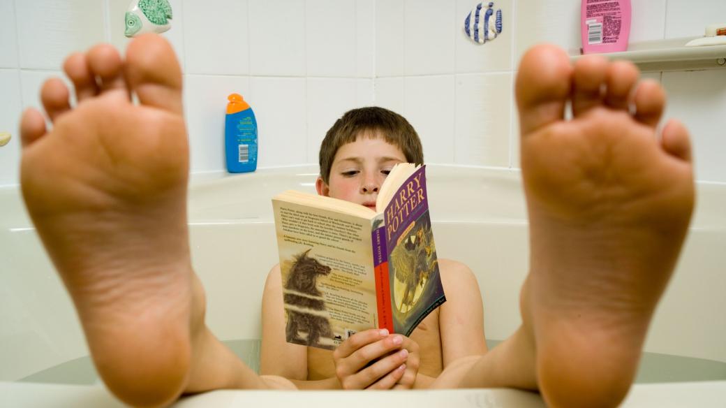 Kniha Harry Potter - čtenář - dětský čtenář - dítě - kluk - chlapec - čtení