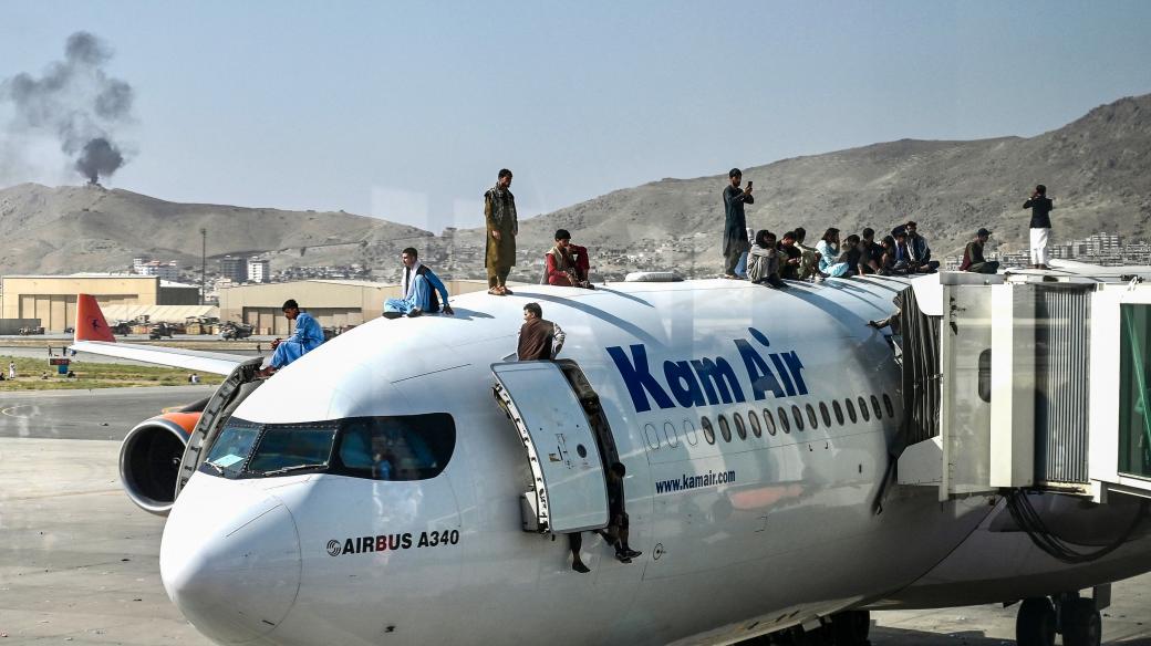Lidé se snaží dostat z Kábulu. Vylézají i na připravená letadla