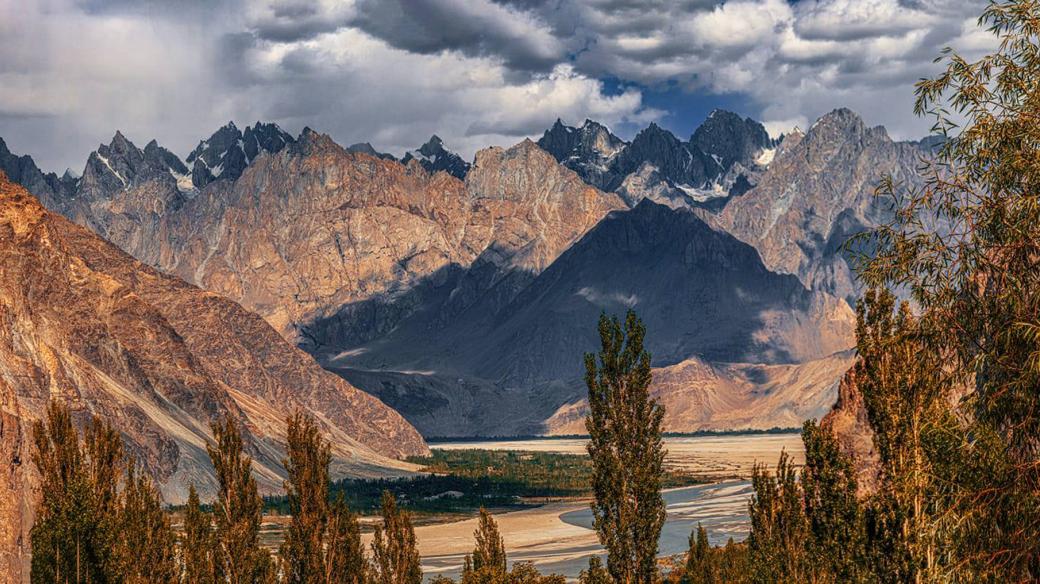 Mašerbrum je s výškou 7821 metrů nad mořem sedmá nejvyšší hora pohoří Karákóram v pákistánské provincii Gilgit - Baltistán