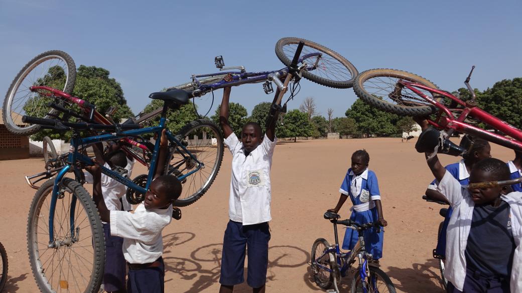 Kola pro Afriku aneb Projekt Romana Posoldy v Gambii, kterým se kola z Česka dostávají do rukou potřebných