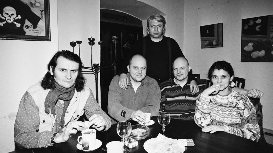 Skupina Dunaj. Bubeník Pavel Fajt, zpěvačka Iva Bittová, 1996