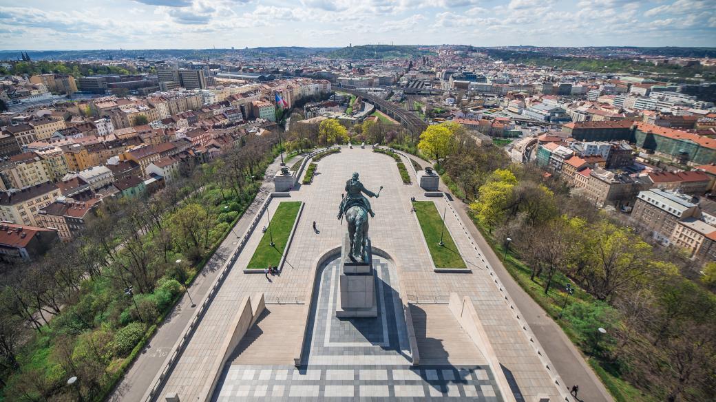 Ze střechy Národního památníku na Vítkově je nejen nevšední výhled na Prahu, ale i na samotnou jezdeckou sochu Jana Žižky