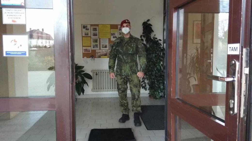 V Domově pro seniory v Podbořanech už třetí týden pomáhají žatečtí vojáci