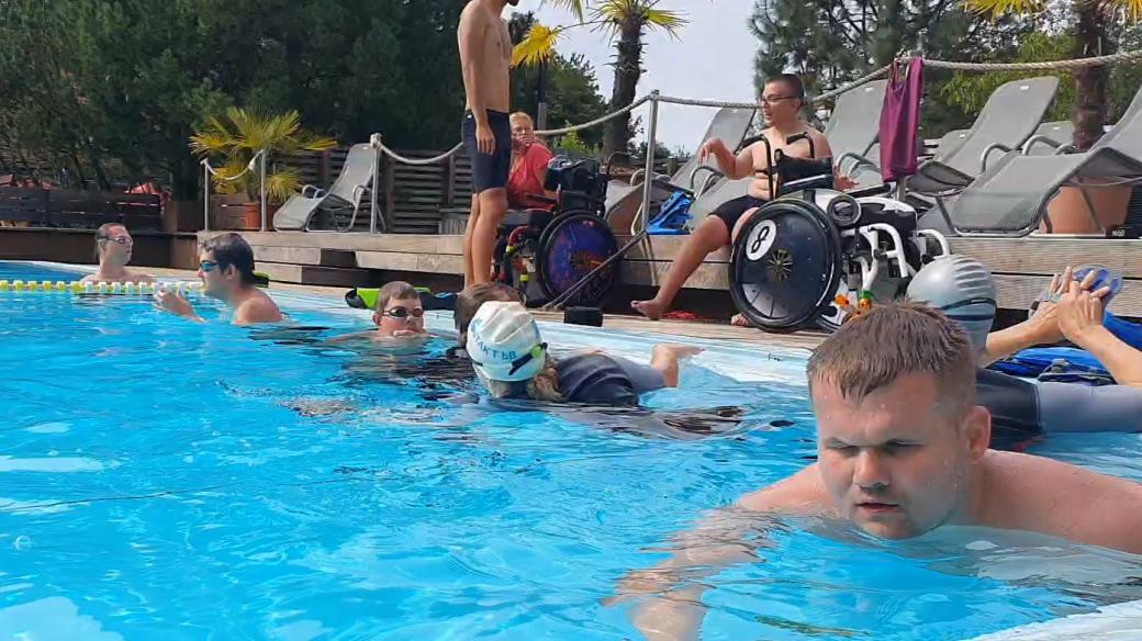 Plavci z Kontaktu České Budějovice trénují pod vedením zkušených odborníků a přestože se musí vyrovnat s handicapem, sport je baví
