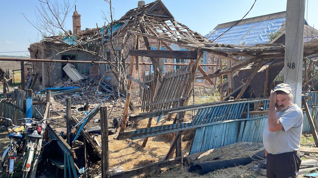 Trosky domů jsou všude, většina obyvatel před bombardováním utekla