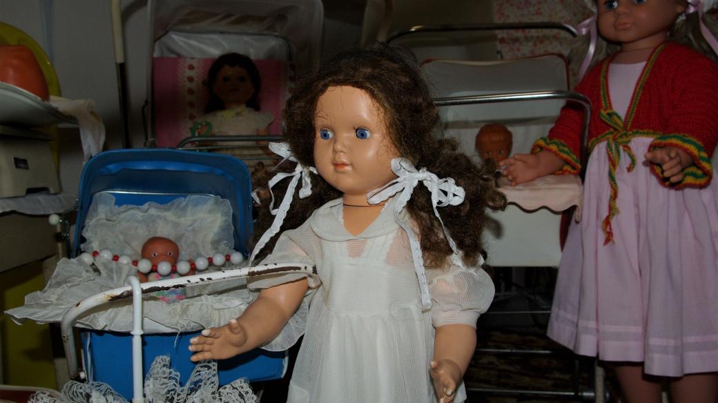 Retro panenky a kočárky v novobydžovském muzeu 
