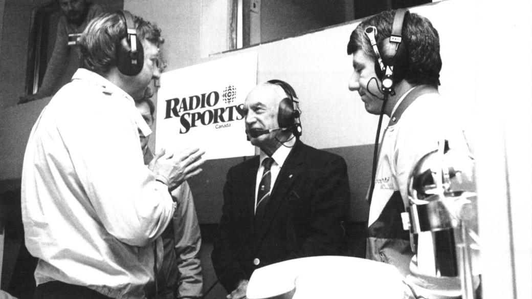 Mike Buckna (uprostřed) na pražském MS v ledním hokeji při rozhovoru pro kanadský rozhlas (3. 5. 1985)