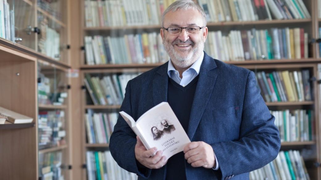 Pedagog a spisovatel Milan Báča s knížkou Literární toulky
