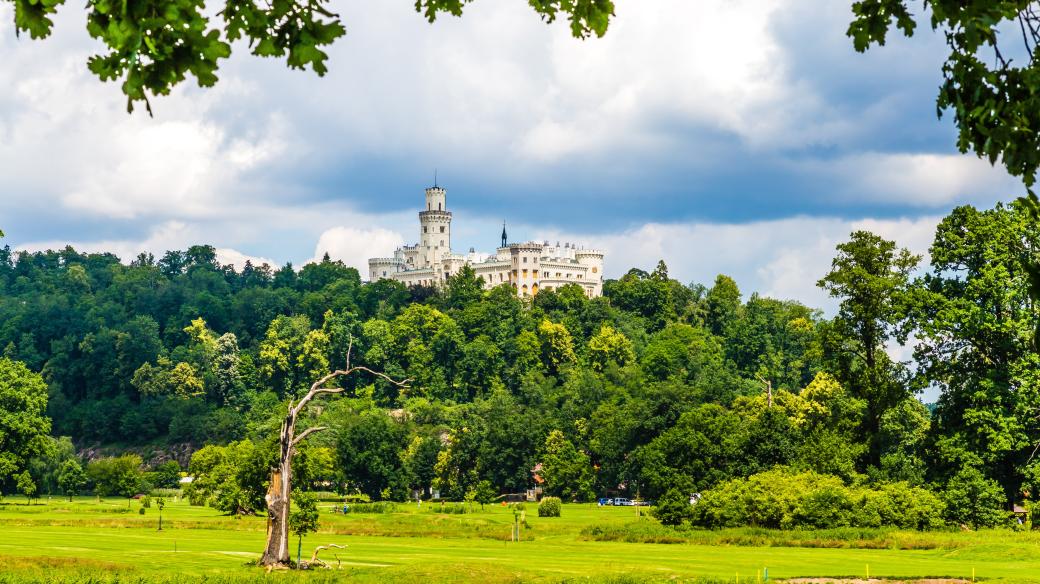 Zámek Hluboká nad Vltavou a golfové hřiště