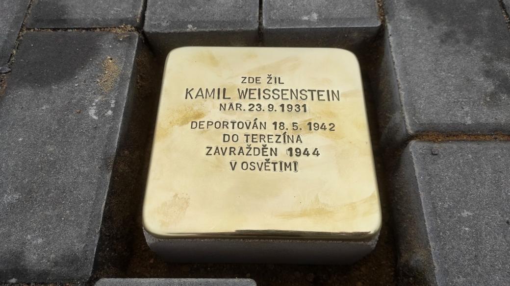 Kameny zmizelých v Okříškách nesou jména 4 lidí, které nacisté v roce 1942 deportovali do koncentračních táborů, odkud se nikdy nevrátili