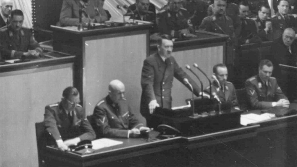 Adolf Hitler při projevu (nedatováno)