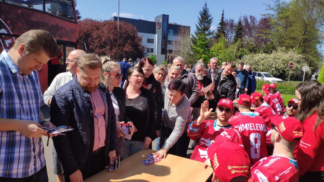 Pro podpis hokejistů si v Třineckých železárnách přišly desítky fanoušků