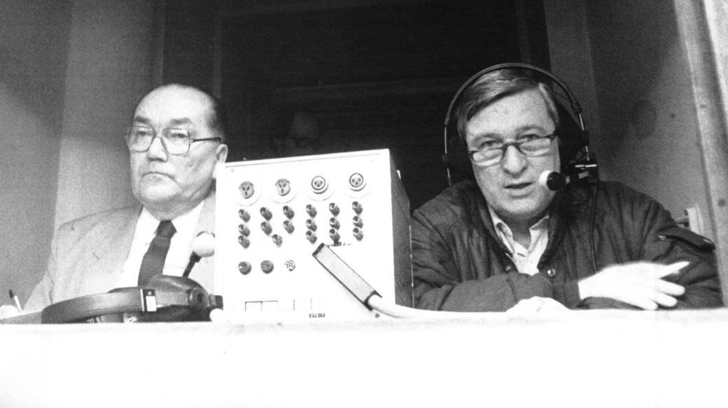 Stanislav Sigmund a Rudolf Gallo při komentování hokejového utkání (1985)