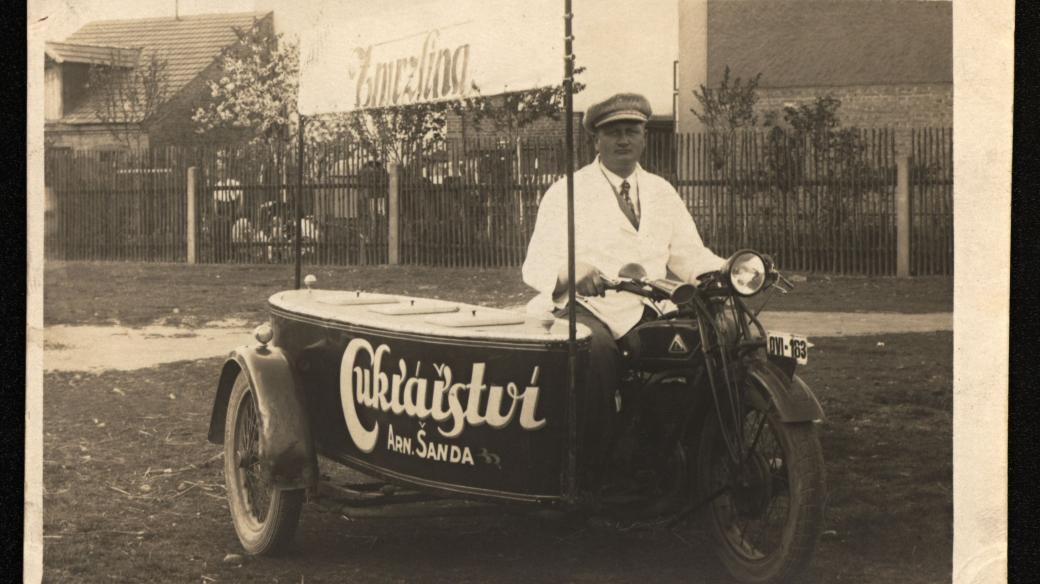 Plzeňský cukrář Arnošt Šanda s motocyklem, upraveným k pouličnímu prodeji zmrzliny