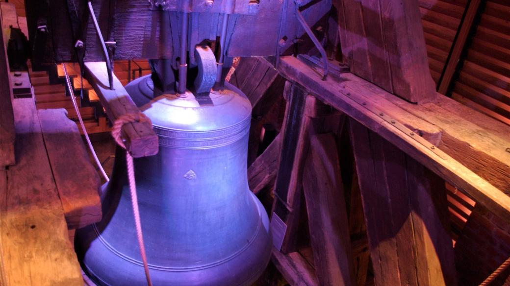 Zvon Augustin je zavěšen na zvonové stolici tvořené dubovou trámovou konstrukcí