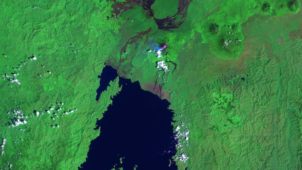 Severní část afrického jezera Kivu s městem Goma a kouřící sopkou Nyiragongo v Demokratické republice Kongo. Snímek sondy Landsat 7 ve falešných barvách
