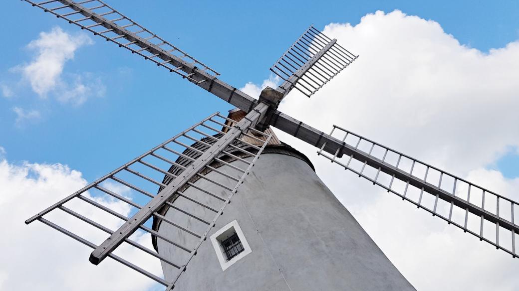 Třebíčský větrný mlýn holandského typu. Jeho lopatky se roztáčejí každou první neděli v měsíci