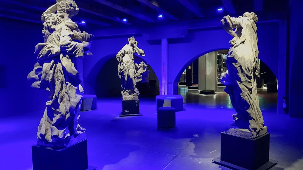Zajímavou částí výstavy je soubor replik barokních soch, na které je také promítaný videomaping