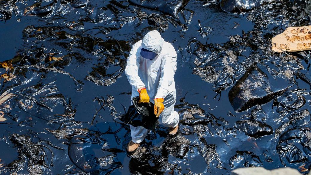 Ropná skvrna z tankeru zasáhla na 18 tisíc čtverečních kilometrů peruánských pláží