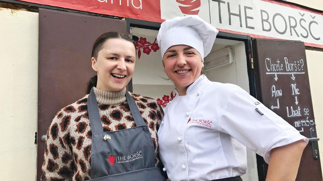 Natalia Bas a kuchařka Kristýna v ukrajinské polévkárně The Boršč