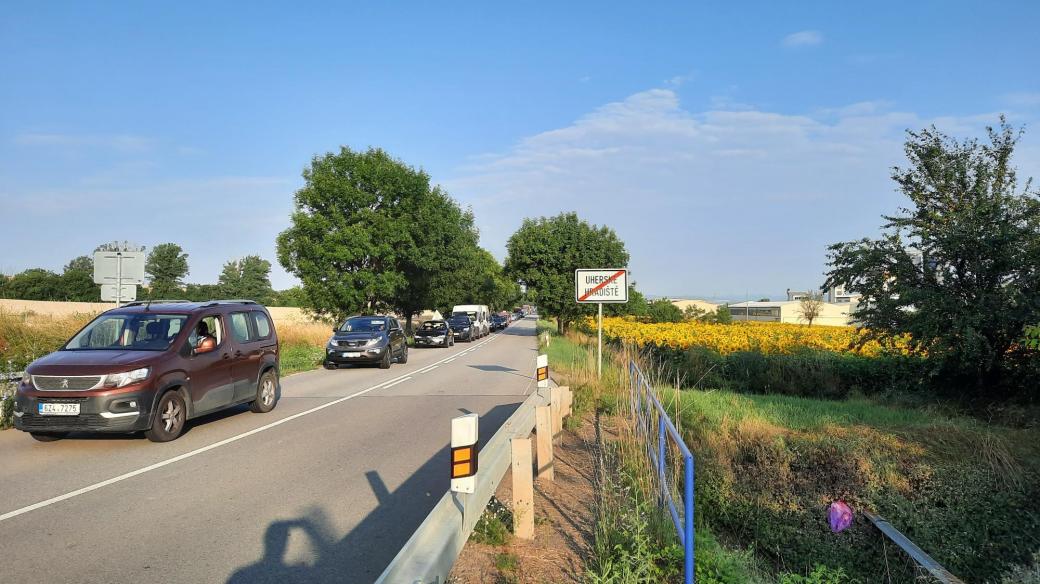 Kolona na objížďce při příjezdu do Míkovic od Kunovic, první den uzavírky silnice mezi Kunovicemi a Uherským Hradištěm