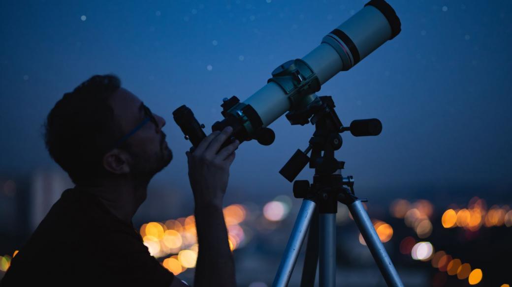 Pozorování oblohy, astronomie, vesmír, hvězdy, dalekohled