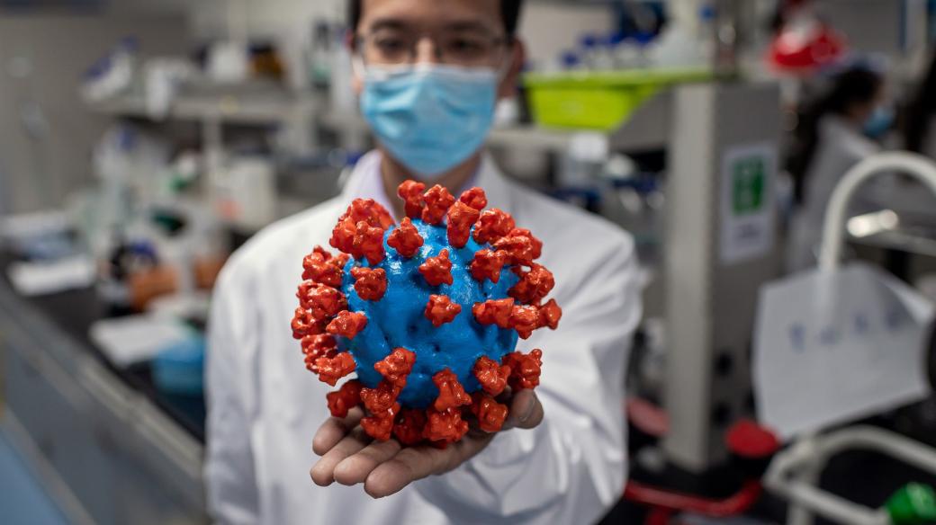 Model koronaviru v pekingské laboratoři