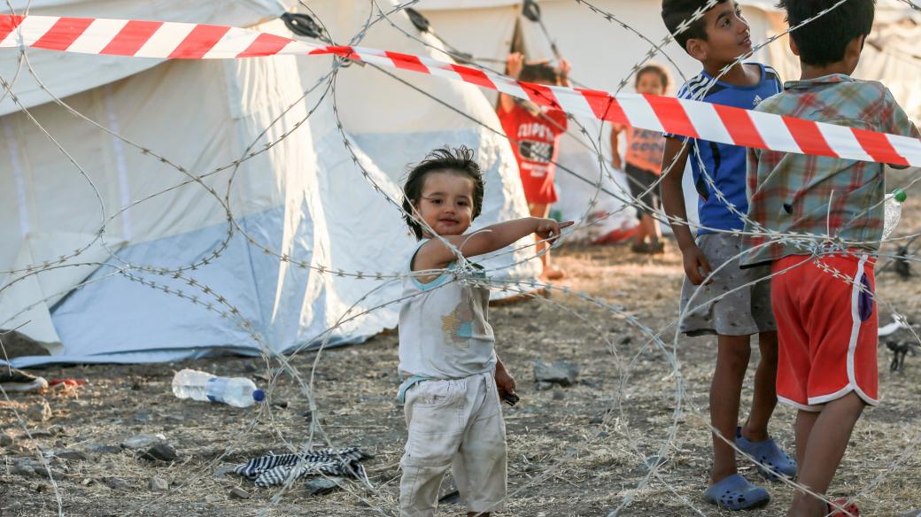 Děti migrantů v provizorním táboře po požáru tábora Moria
