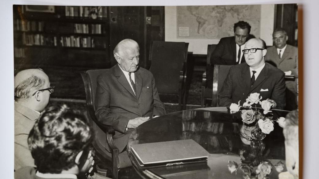 Jiří Sekera (zcela vpravo) s redaktory Rudého práva na návštěvě u prezidenta Ludvíka Svobody v září 1968