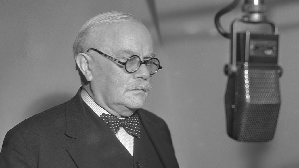 Jiří Guth-Jarkovský u rozhlasového mikrofonu (1936)
