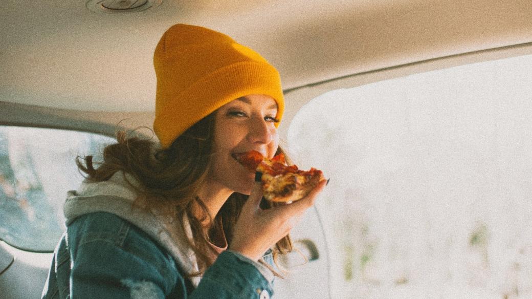 žena s pizzou - jídlo