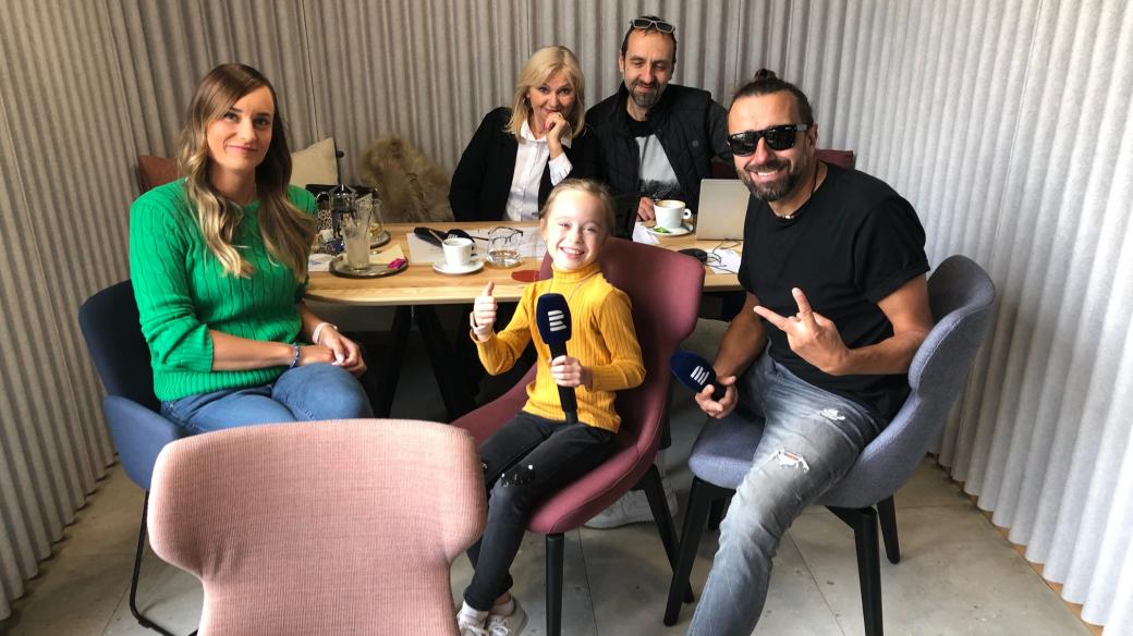 Valentýnka Bečková, její maminka Eva a Zdeněk Zolman z T-BASS jsou hosty Lady Klokočníkové v Café & Bistru Polstrin v Hradci Králové