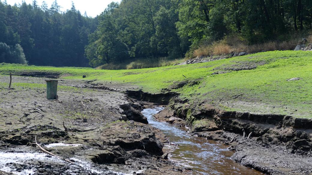 Řeka Doubrava, která přehradu zásobuje vodou, se změnila na malý potůček