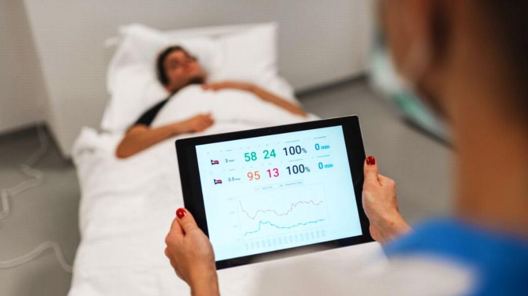 Senzory hradeckých vědců hlídají přes matraci srdce i dech pacientů