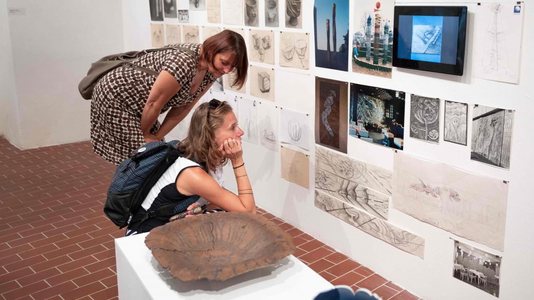 Průřez tvorbou sochaře a keramika Milana Žofky představuje Regionální muzeum v Teplicích