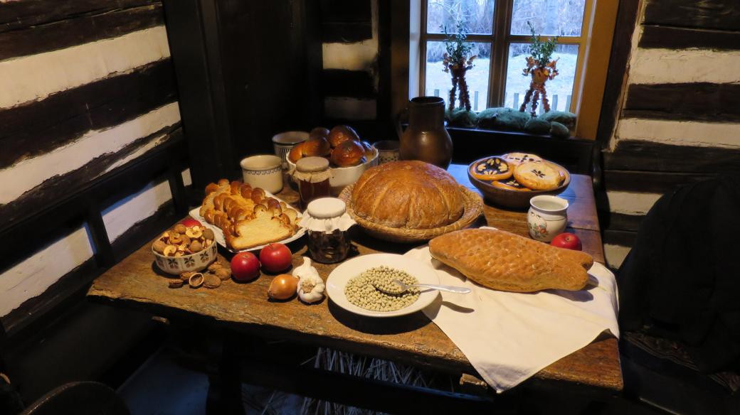 Na konci 19. století dominovalo štědrovečernímu stolu hlavně pečivo
