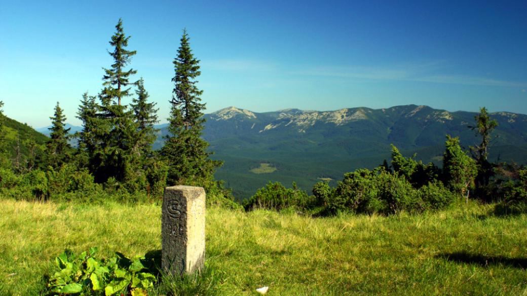 Opuštěný československý hraniční kámen „kdesi“ na hřebenech Gorgan, nejdivočejších hor na Podkarpatské Rusi. Na jeho osudu je dobře vidět turbulentnost 20. století, která tuhle malou, ale krásnou zemi pod Karpaty, doslova semlela