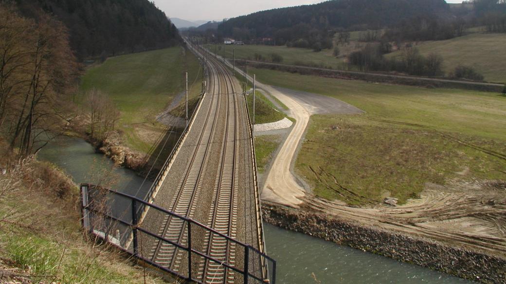 Nová trasa železnice z níž odbočuje bývalý násep