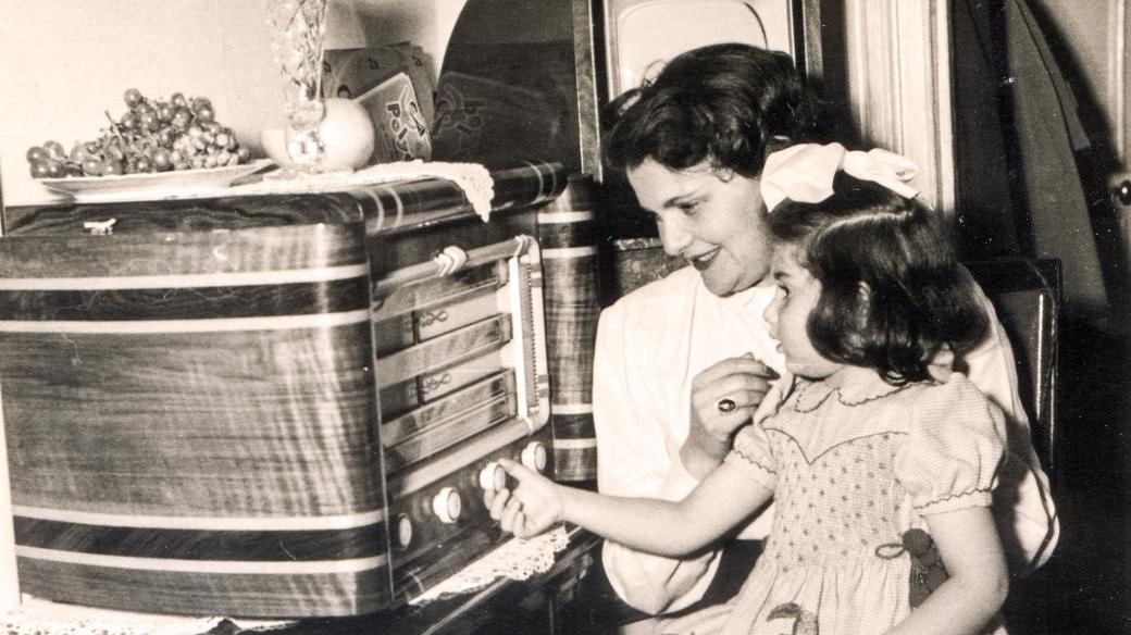 Takhle se poslouchalo rádio kolem roku 1955 v Paříži