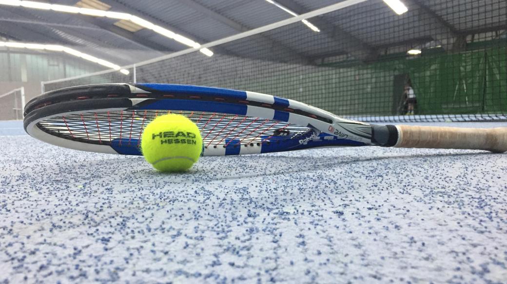 Tenis v hale (ilustrační foto)
