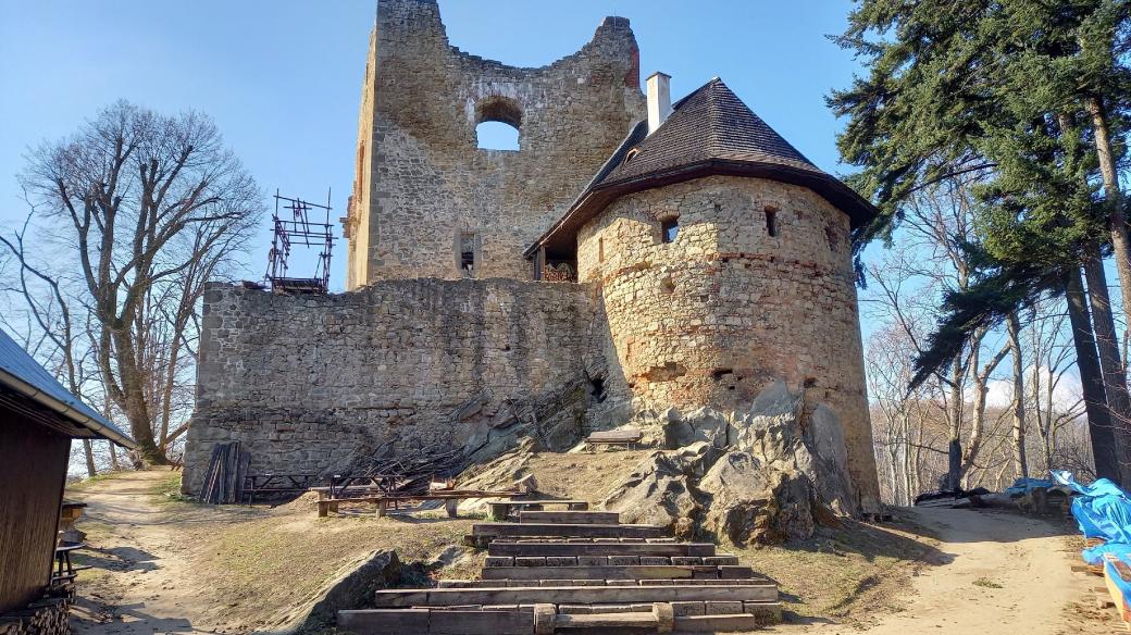 Stupavské nádvoří, pohled na zastřešenou baštu, kde má zázemí správce hradu