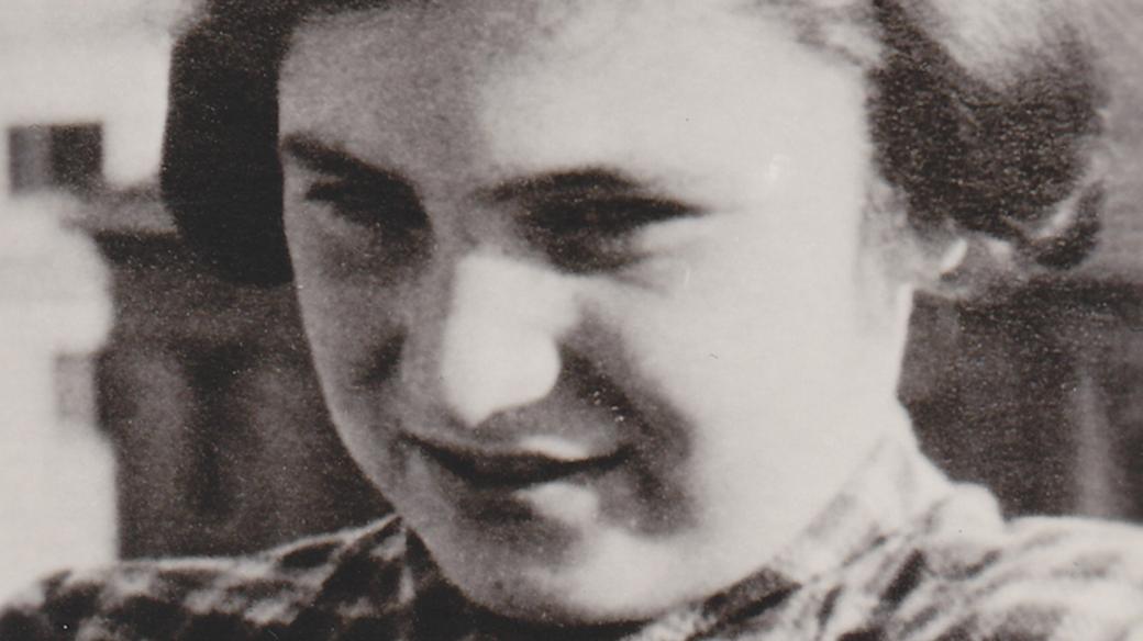 Dvanáctiletá Brigita Bakovská, tehdy Steinová, před transportem do Terezína, 1941