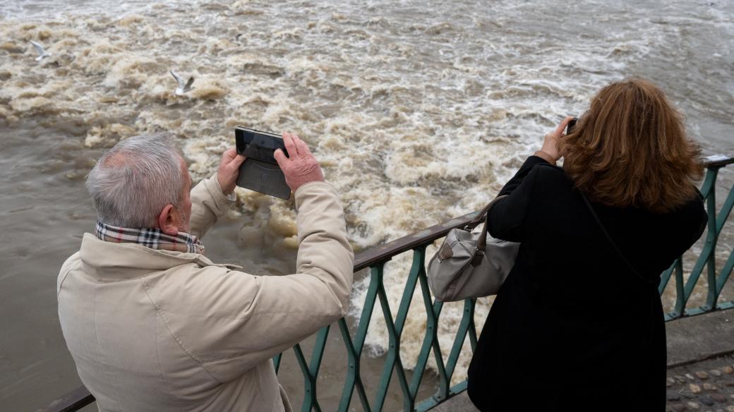 Rozbouřená voda byla zajímavou kulisou pro mnohé turisty v Praze